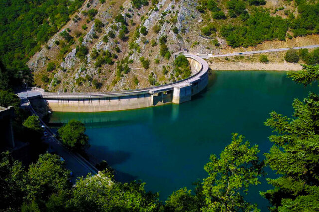 Υπερχείλισε το φράγμα στη λίμνη Πλαστήρα