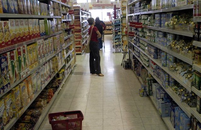 Καλπάζει ο πληθωρισμός