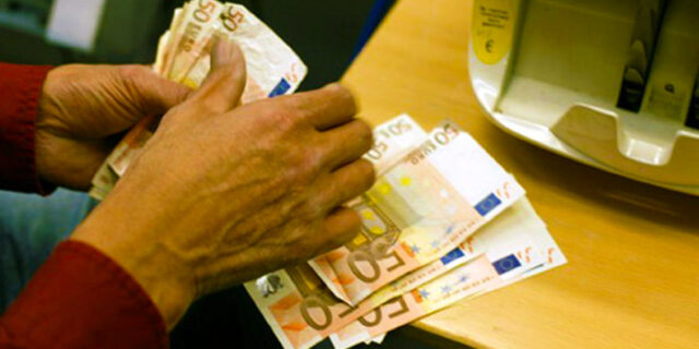 Χρήματα στις τράπεζες, τριγμοί στην οικονομία