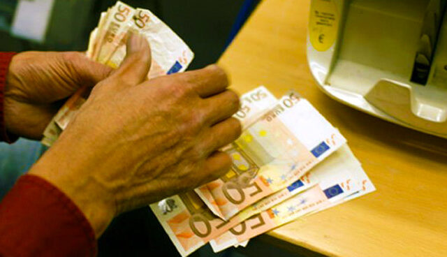 Χρήματα στις τράπεζες, τριγμοί στην οικονομία