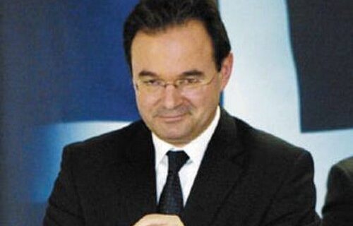 Επιμένει να διαψεύδει ο Παπακωνσταντίνου