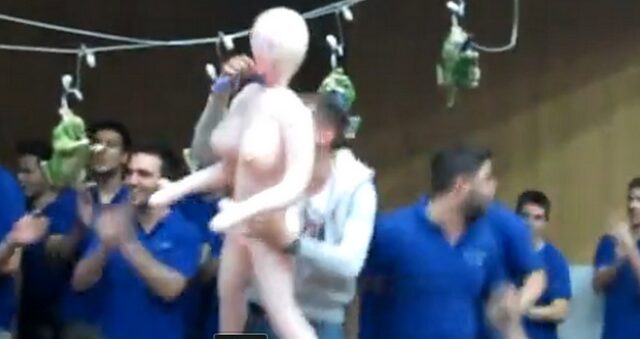 Η πλαστική κούκλα και τα σεξιστικά υπονοούμενα της ΔΑΠ