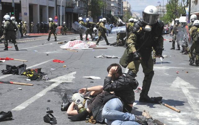 Τέσσερις σε διαθεσιμότητα για τον τραυματισμό διαδηλωτή