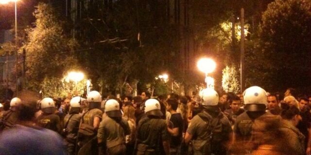 Οι “Αγανακτισμένοι” εγκλώβισαν βουλευτές