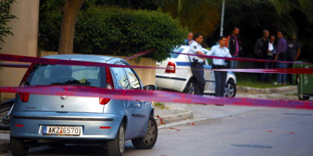 Πυροβόλησαν αστυνομικούς στην Πεύκη