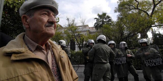 Συνταξιούχοι στο απόσπασμα