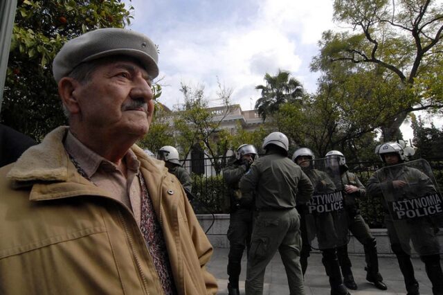 Συνταξιούχοι στο απόσπασμα