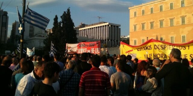 Οι “Αγανακτισμένοι” μένουν Σύνταγμα