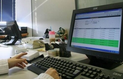 Εξετάζεται η μείωση του αφορολόγητου στα 4.000 ευρώ