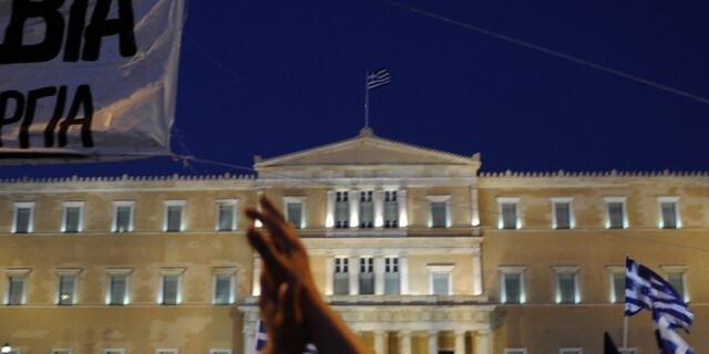 Αγανακτισμένοι για 32η ημέρα