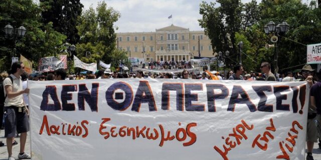 Live: Σε κλοιό Αγανακτισμένων η Βουλή για το Μεσοπρόθεσμο