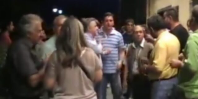 “Ντου” Αγανακτισμένων σε συνέλευση της ΠΑΣΚΕ