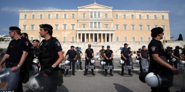 Σε κλοιό ασφαλείας το Σύνταγμα