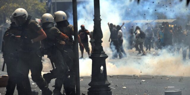 Τα βίαια επεισόδια πρώτο θέμα στα διεθνή ΜΜΕ