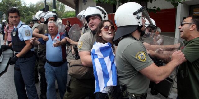 Αγανακτισμένοι εναντίον κουκουλοφόρων