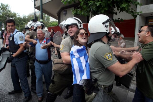 Αγανακτισμένοι εναντίον κουκουλοφόρων