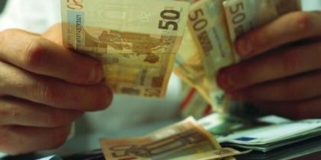 Επιστροφή φόρου για τέσσερις στους δέκα