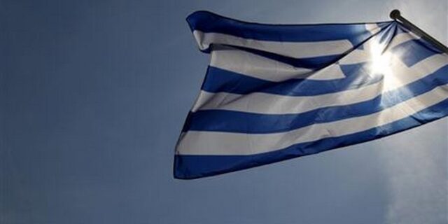 Επικήδειος για το ευρώ με ελληνική σημαία