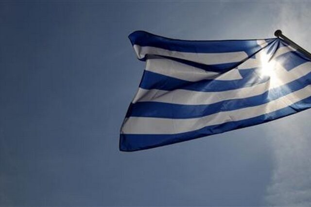 Επικήδειος για το ευρώ με ελληνική σημαία