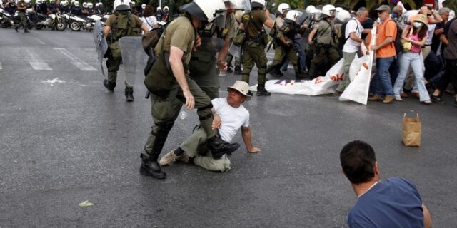 Συγκρούσεις με έναν τραυματία-Μπλόκο Αγανακτισμένων στην Κανέλλη