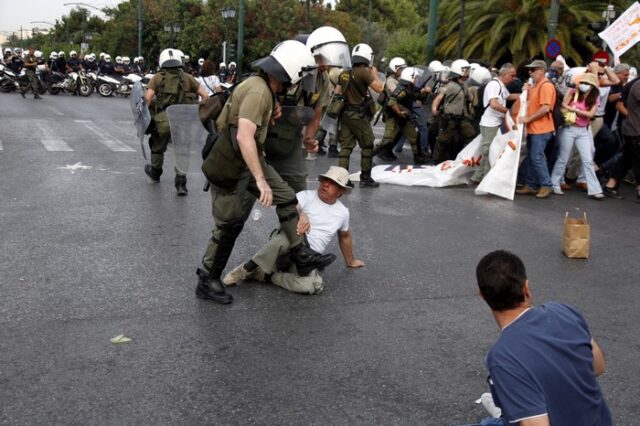 Συγκρούσεις με έναν τραυματία-Μπλόκο Αγανακτισμένων στην Κανέλλη