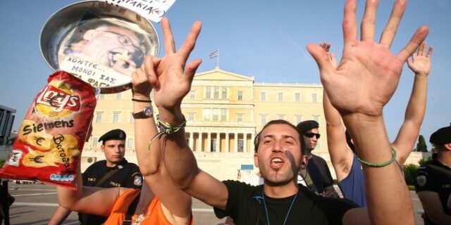 Φουντώνει η κόντρα MEGA-“Αγανακτισμένων”