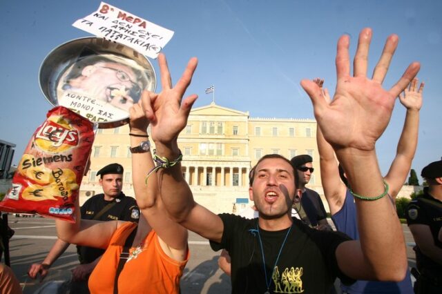 Φουντώνει η κόντρα MEGA-“Αγανακτισμένων”