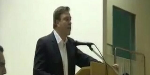 Πέτρες, γιαούρτια και αυγά στον Πεταλωτή