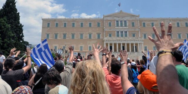 Αγανακτισμένοι και απεργοί ενάντια σε βία και Μεσοπρόθεσμο