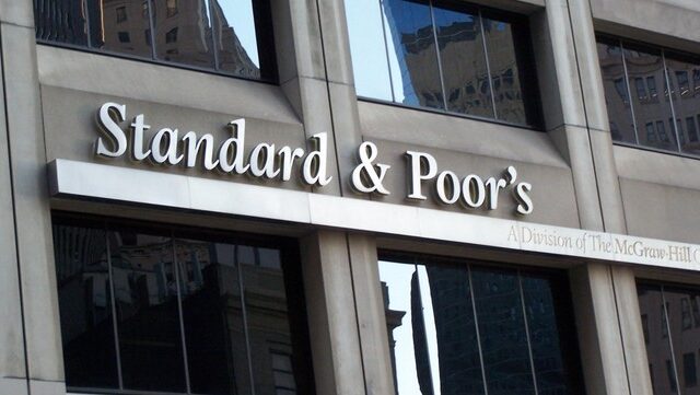 Η Standard and Poor’s υποβάθμισε ελληνικές τράπεζες