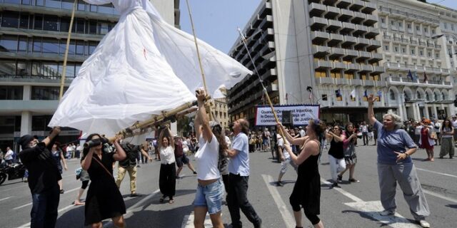 Κοντά στους Αγανακτισμένους η Αριάν Μνουσκίν