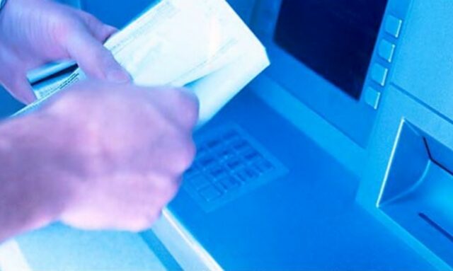 Ζεστό χρήμα από καταθέτες στις τράπεζες