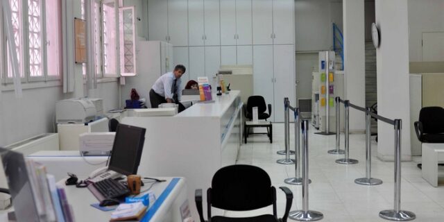 Από κόσκινο οι μισθοί των υπαλλήλων τραπεζών