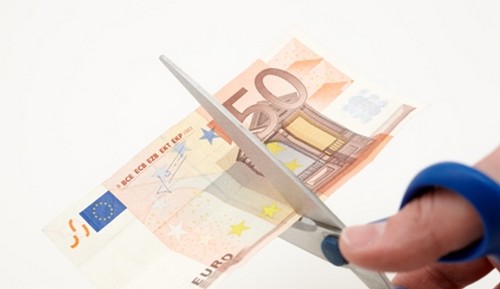 Μαχαίρι έως και 50% στους μισθούς του δημοσίου