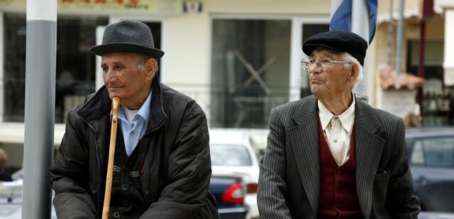 Νέο τσεκούρωμα στις συντάξεις