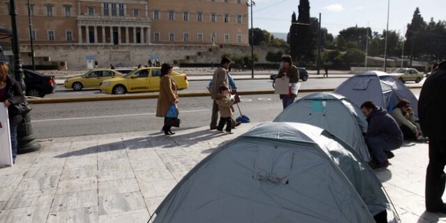 Αιφνιδιαστική εκκένωση της πλατείας παρουσία των ΜΑΤ