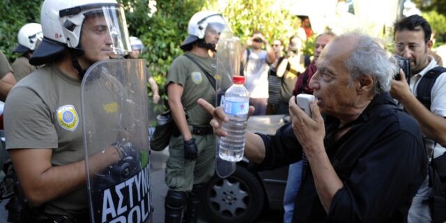 Διαδηλωτές στο σπίτι του Χρήστου Παπουτσή