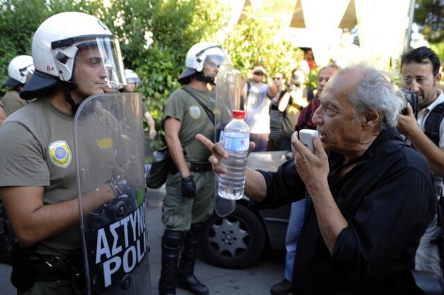 Διαδηλωτές στο σπίτι του Χρήστου Παπουτσή