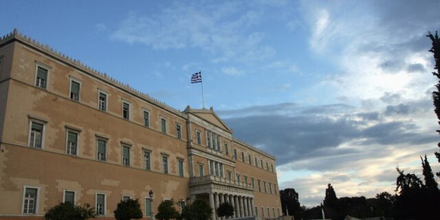 Απλήρωτοι οι εργαζόμενοι στα κυλικεία της Βουλής