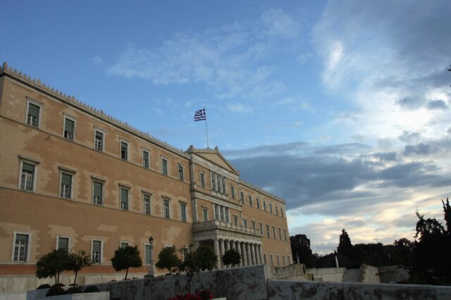 Απλήρωτοι οι εργαζόμενοι στα κυλικεία της Βουλής