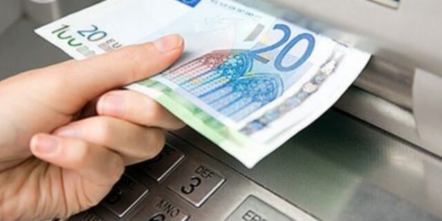 Αδειάζουν τις τράπεζες