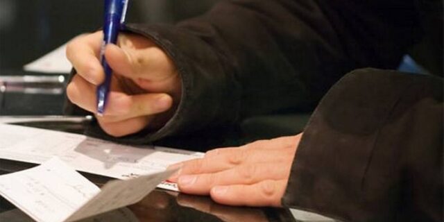 ΤτΕ: “Xαλαρώνει” τους όρους για τους εκδότες ακάλυπτων επιταγών