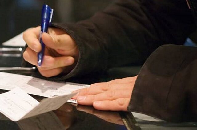 ΤτΕ: “Xαλαρώνει” τους όρους για τους εκδότες ακάλυπτων επιταγών
