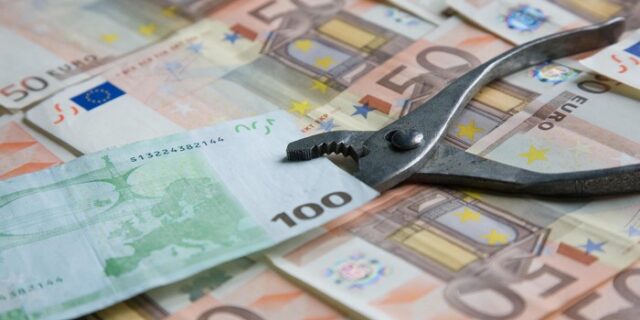 1,3 εκατ. φορολογούμενοι στην “τσιμπίδα” των τεκμηρίων