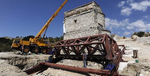 Λίμνη “μετακινεί” μοναστήρι