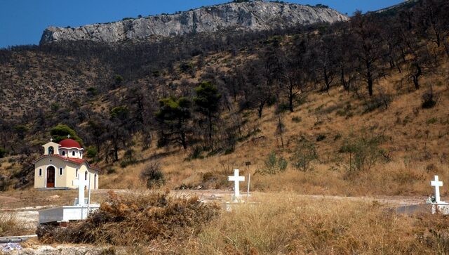 Λουκέτο στο παλιό νεκροταφείο Γλυφάδας