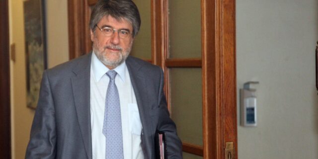 “Δεν θα απολυθεί κανένας χρήσιμος υπάλληλος”