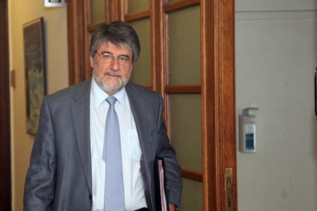 “Δεν θα απολυθεί κανένας χρήσιμος υπάλληλος”