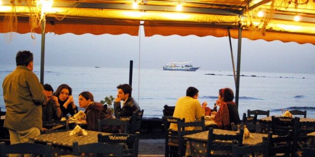 Μείωση ΦΠΑ στην εστίαση και αφορολόγητο στις 8.000