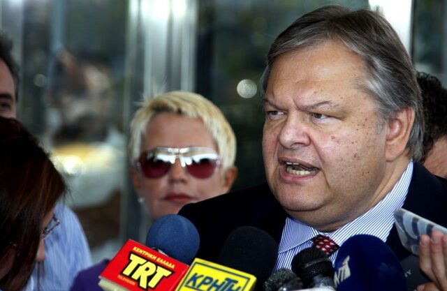 Η τρόικα έβγαλε κίτρινες κάρτες